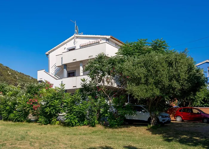 2 Bedroom Awesome In Barbat-rab Banjol