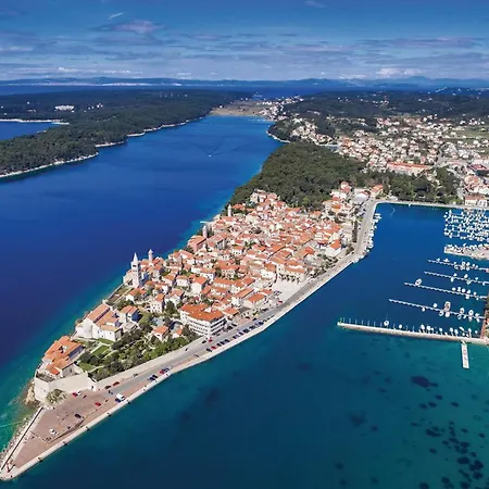 2 Bedroom Awesome In Barbat-rab Banjol